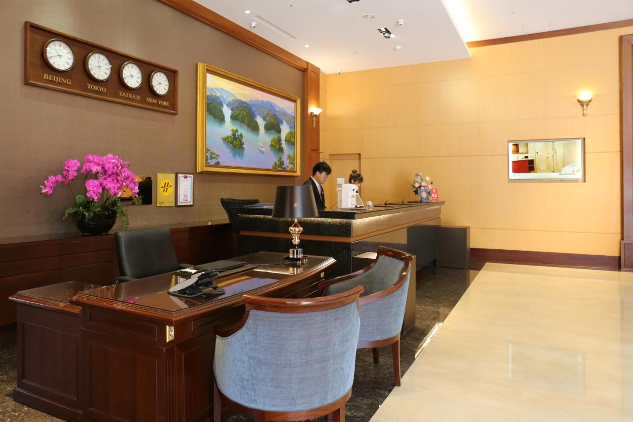 Fushin Hotel - Tainan Buitenkant foto