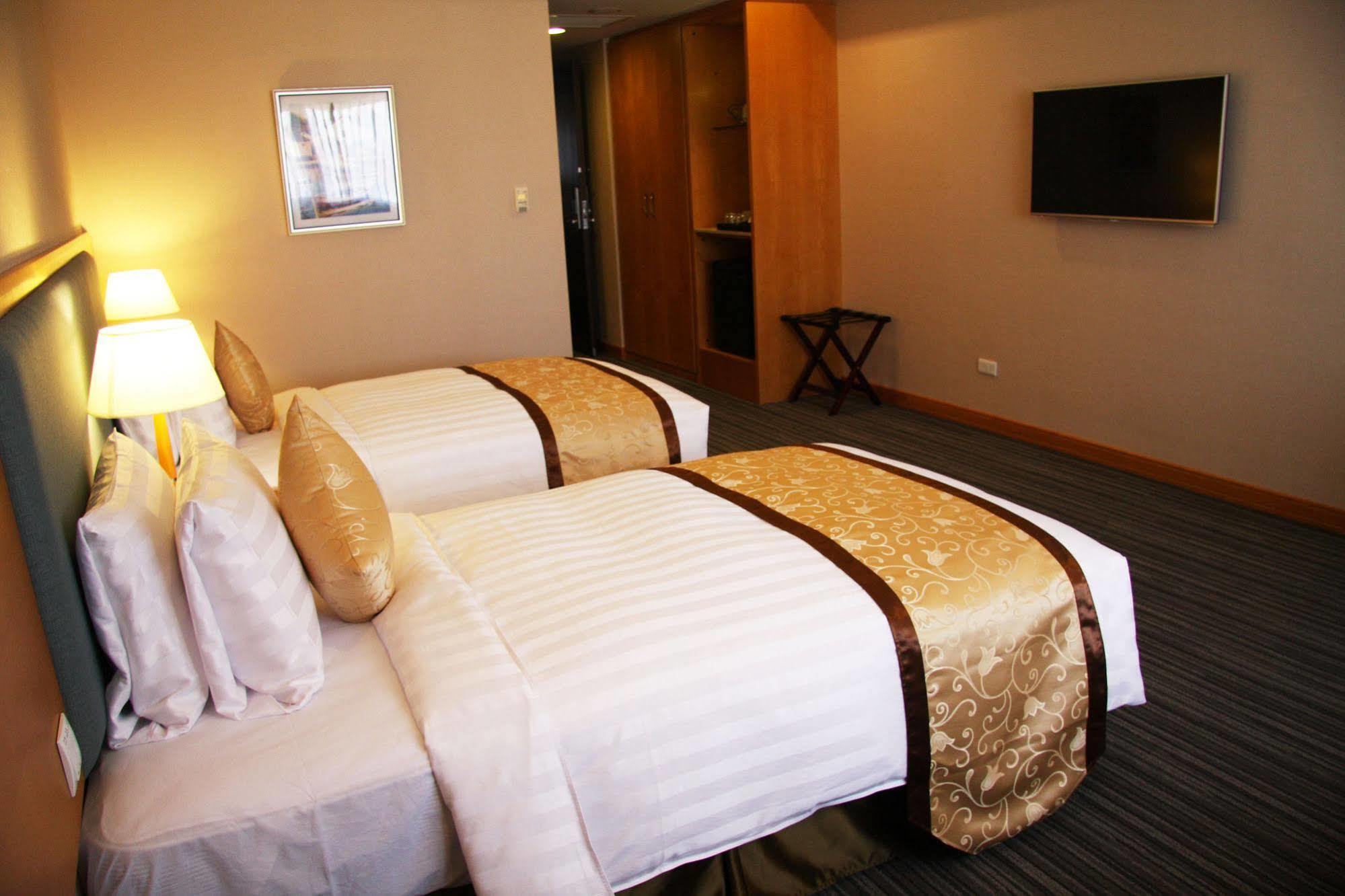 Fushin Hotel - Tainan Buitenkant foto